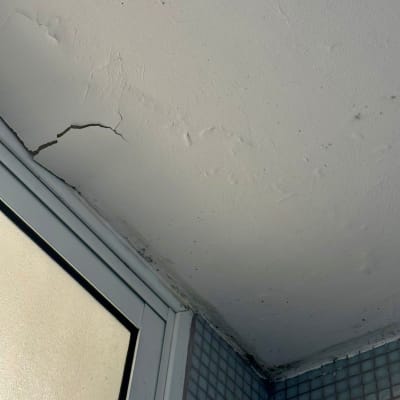 סדקים בתקרה עם סימני רטיבות ועובש