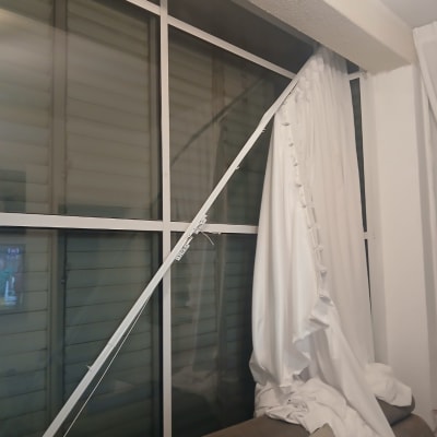 וילון קרוע ליד חלון גדול עם ספה