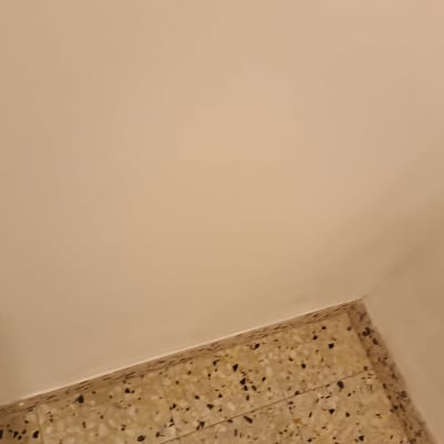 קיר צבוע ולוח רצפה עם אריחים