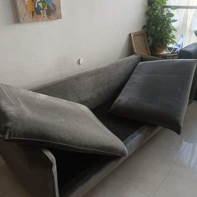 ספה עם כריות מונחות בצד, ללא אנשים