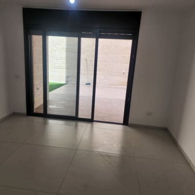 רצפה נקייה עם מטאטא ליד חלון זכוכית גדול