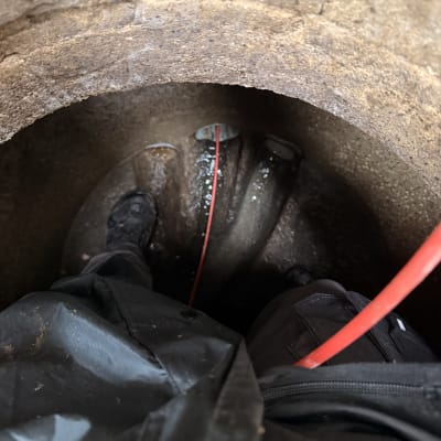 עבודה בתוך צינור עם כבל אדום