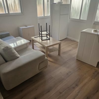 רצפת פרקט בחדר עם רהיטים