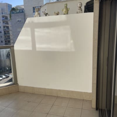 קיר לבן עם צללים על מרפסת