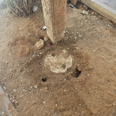 בור באדמה ליד עמוד, קשור להדברה