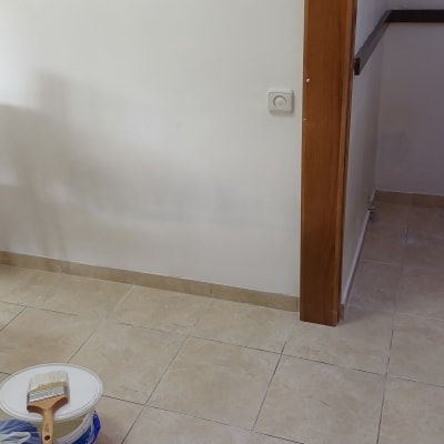 מברשת צבע ודלי על רצפה, ניירות מלוכלכים