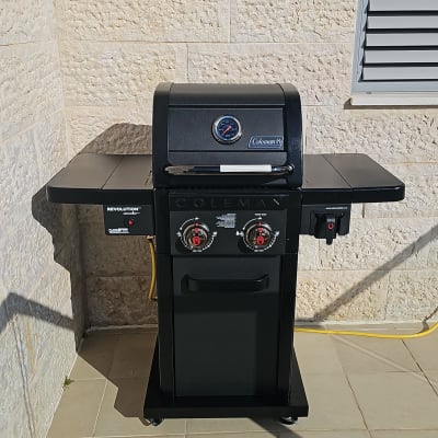 גריל גז שחור עם מד טמפרטורה ומדפים צדדיים