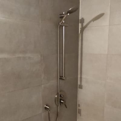 מקלחת עם ראש מקלחת מתכוונן וברזים מותקנים