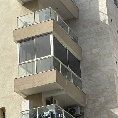 מעקות אלומיניום במרפסת בניין מגורים