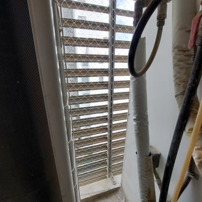 רשת למניעת כניסת יונים על חלון בניין