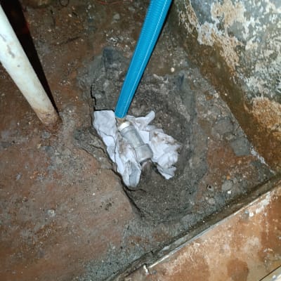 צינור כחול מחובר לקיר עם ניירות מסביב