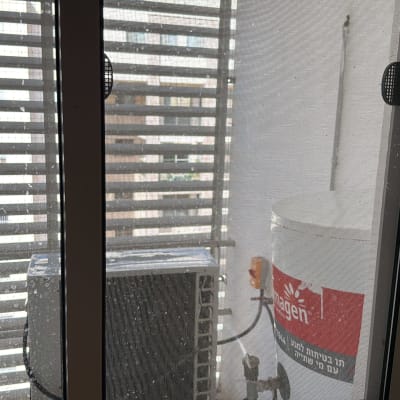 חלון עם סימני מים ודלי עם כיתוב