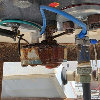 חלקים תחתונים של דוד שמש עם צינורות וחיבורים