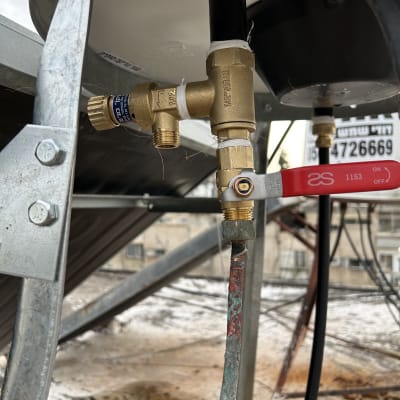 שסתום ומחברים בצינור דוד שמש