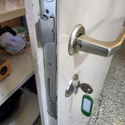 מנגנון מנעול וידית בדלת ממ"ד עם מפתח בצילינדר