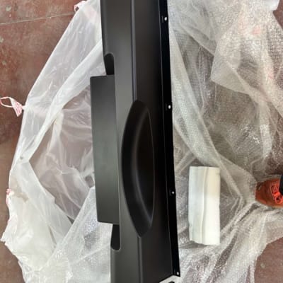 פגוש רכב שחור עטוף בניילון על רצפה