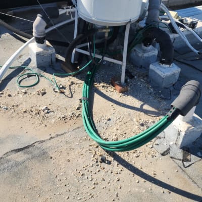 דוד שמש עם צינורות ירוקים ושחורים על גג