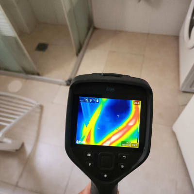 מצלמה תרמית מציגה תמונת חום בחדר אמבטיה