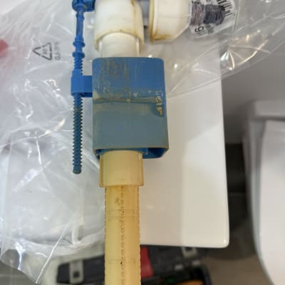 חלקי פלסטיק של מנגנון אסלה על שולחן