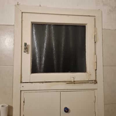 חלון זכוכית קטן עם מסגרת עץ ישנה