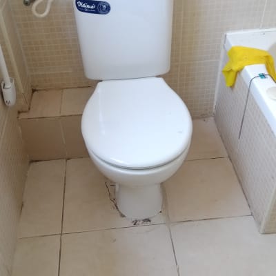 אסלה עם חיבור צינור מים