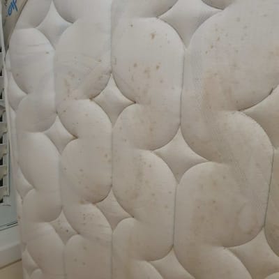 מזרן עם כתמים חומים על פני השטח