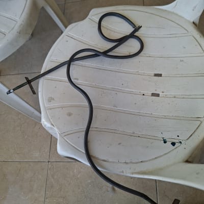 כבל חשמלי מונח על כיסא פלסטיק לבן