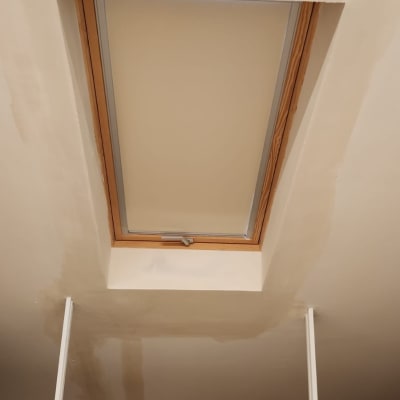 חלון גג עם מסגרת עץ בתקרה מגבס