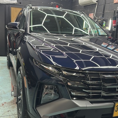 רכב מבריק בחדר תאורה, מראה תוצאות דיטיילינג