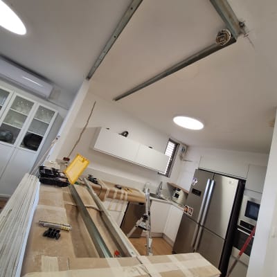 עבודת גבס במטבח עם כלים וחומרים