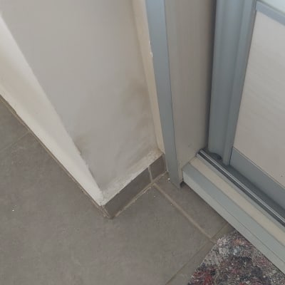 פינה צבועה עם תיקון צבע על הקיר