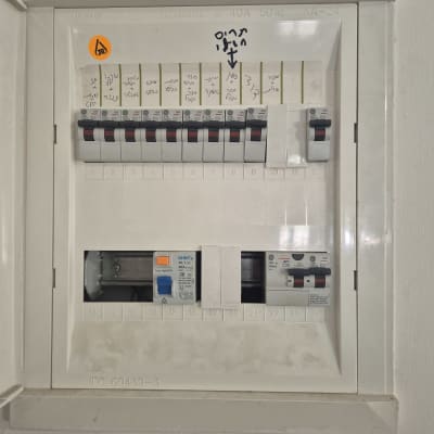 לוח חשמל עם מפסקים ותוויות בעברית