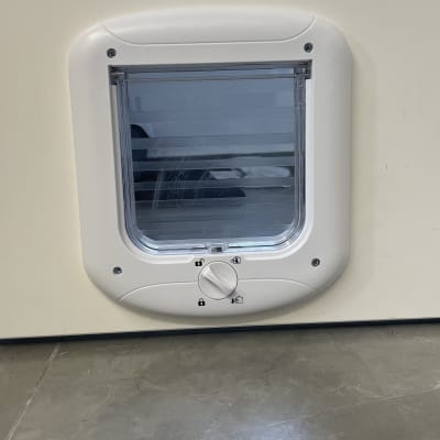 דלת עם פתח לחיות מחמד ומנגנון נעילה