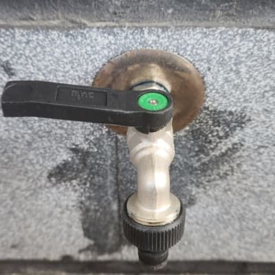 ברז מים מותקן על קיר חיצוני