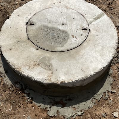 מכסה ביוב על אדמה באתר בנייה