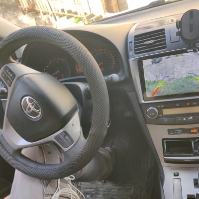 תמונה של פנים רכב עם הגה ומסך מצלמת רוורס