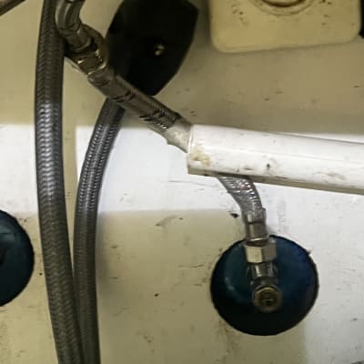 צינורות מתכת מחוברים לברז מתחת לכיור