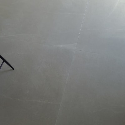 רצפה נקייה עם רגלי כיסאות שחורות