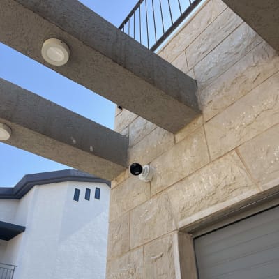 מצלמת אבטחה מותקנת על קיר חיצוני של מבנה