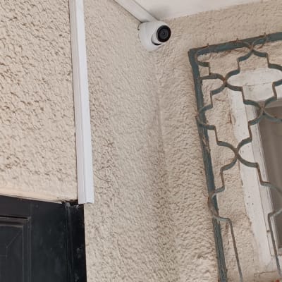 מצלמת אבטחה מותקנת על קיר חיצוני