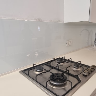 משטח זכוכית במטבח עם כיריים וכיור