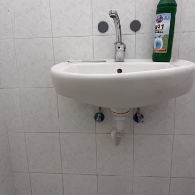 כיור עם ברז ובקבוק חומר ניקוי