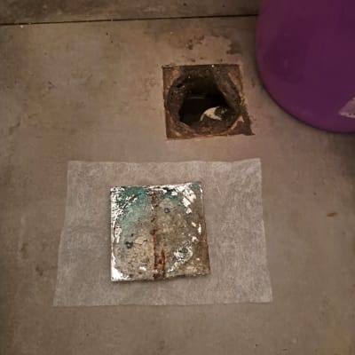 חור ברצפה עם מכסה מתכת חלוד