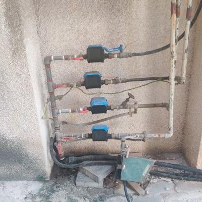 צינורות מתכת עם ברזים ומחברים כחולים