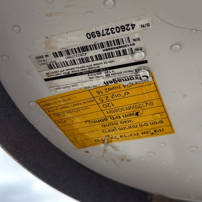 תוויות על דוד שמש עם פרטים טכניים