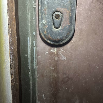מנעול ישן על דלת מתכת חלודה