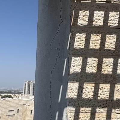 קיר עם סדק וצללים, מבנה בנייה