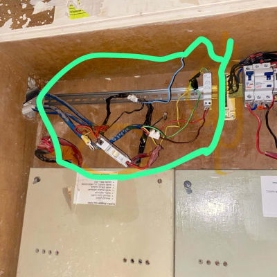 חוטי חשמל צבעוניים בלוח חשמל עם מפסקים