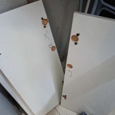 דלתות עץ עם חורים ותיקונים, נעל עבודה על הרצפה