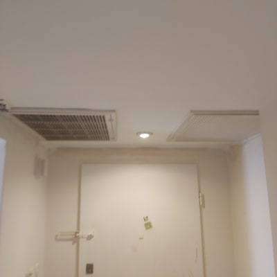 תקרת גבס עם פתחי אוורור ותאורה שקועה